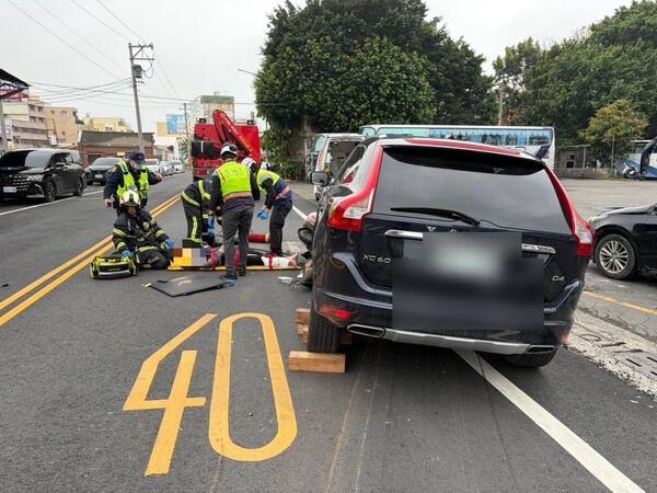 ▲休旅車與機車碰撞，女騎士捲入車底。（圖／民眾提供）