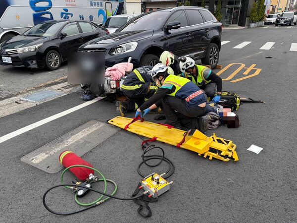 ▲休旅車與機車碰撞，女騎士捲入車底。（圖／民眾提供）