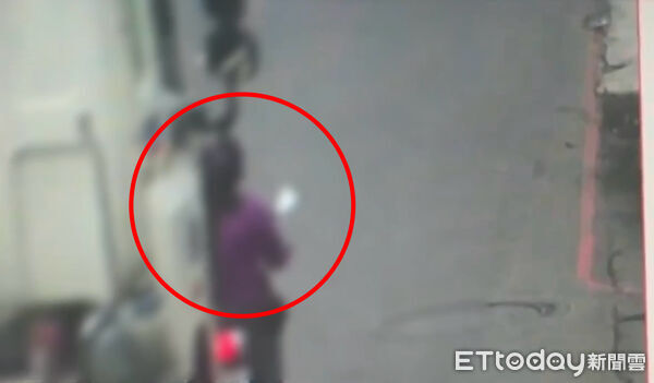 ▲▼ 快訊／斷魂瞬間曝！高雄女騎士遭拖板車捲車底　送醫搶救不治。（圖／記者賴文萱翻攝）