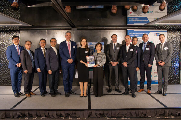 ▲德經處首席代表暨處長蘭依樺博士(前排左)將《20252026年德國商業信心調查報告》遞交予經濟部次長江文若女士，期盼透過持續且建設性的政策對話，進一步優化台灣的經商環境。（圖／德經處提供）