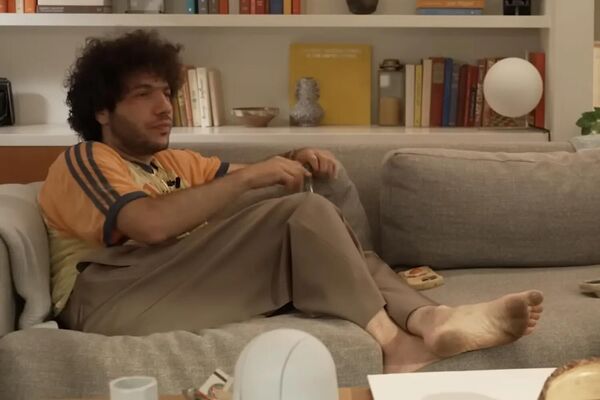 ▲班尼布蘭柯（Benny Blanco）腳太髒，席琳娜（Selena Gomez）親上去。（圖／翻攝自X）