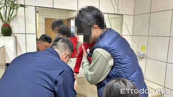 ▲3歲童手指卡洞洞尺爆哭 基隆警剪開解危。（圖／記者郭世賢翻攝）