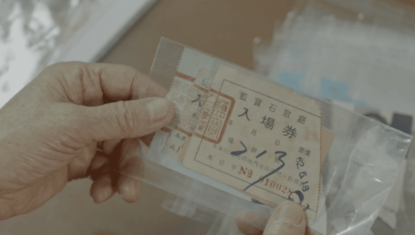 ▲《高雄有顆藍寶石》帶領觀眾回到曾紅遍全台的「藍寶石大歌廳」年代。（圖／高雄流行音樂中心提供）