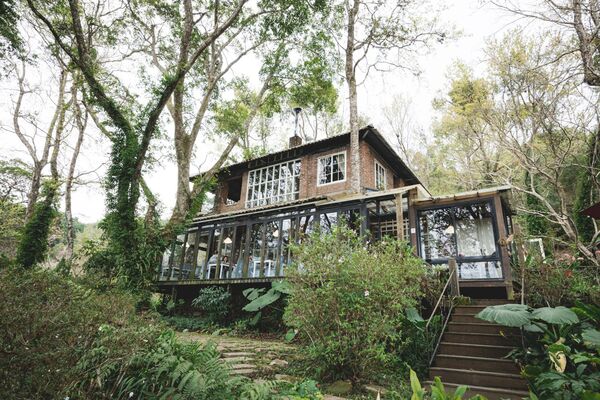 ▲▼新竹咖啡廳推薦！藏身在森林中的紅磚玻璃屋。（圖／部落客黑皮提供）