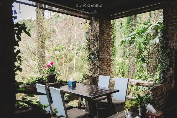▲▼新竹咖啡廳推薦！藏身在森林中的紅磚玻璃屋。（圖／部落客黑皮提供）