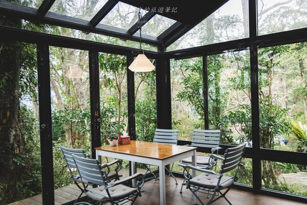▲▼新竹咖啡廳推薦！藏身在森林中的紅磚玻璃屋。（圖／部落客黑皮提供）