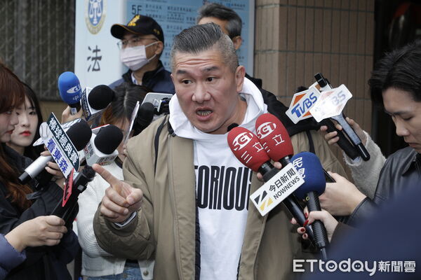 ▲▼ 館長陳之漢直播喊「把賴清德的狗頭斬下來」，今天現身新北地院開庭。（圖／記者湯興漢攝，下同）