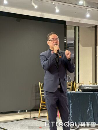 ▲▼   嘉義市大同國小校長楊宗明化身婚禮歌手，收入捐校務基金照顧學童。（圖／翻攝楊宗明臉書）