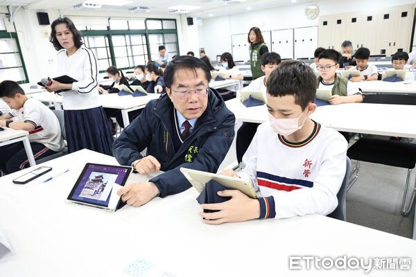 ▲台南市將於3月25日啟動「AI學習日」，市長黃偉哲前往新營國小與學生體驗AI圖像生成課程。（記者林東良翻攝，下同）