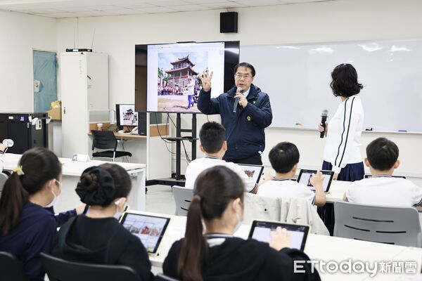 ▲台南市將於3月25日啟動「AI學習日」，市長黃偉哲前往新營國小與學生體驗AI圖像生成課程。（記者林東良翻攝，下同）