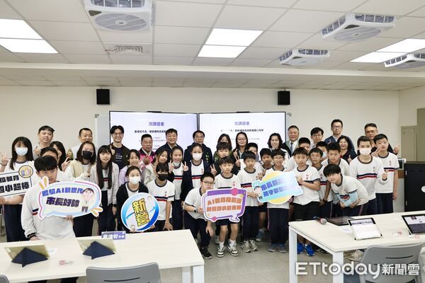 ▲台南市將於3月25日啟動「AI學習日」，市長黃偉哲前往新營國小與學生體驗AI圖像生成課程。（記者林東良翻攝，下同）