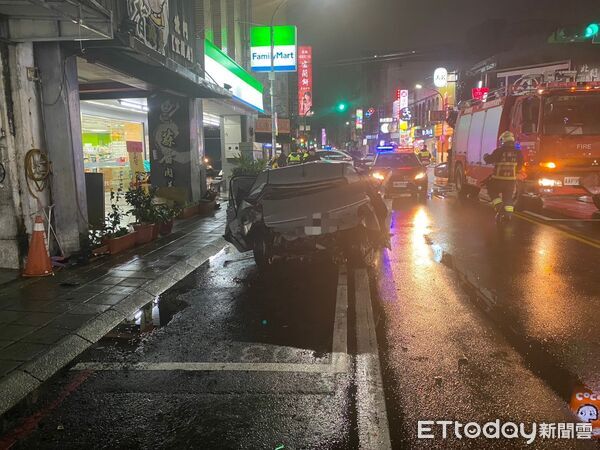 ▲▼宜蘭嚴重車禍，23歲賓士男吸毒載19歲妻出門，猛撞自小客車奪命。（圖／記者游芳男翻攝，下同）