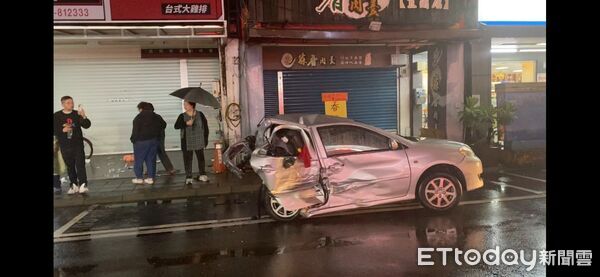 ▲▼宜蘭嚴重車禍，23歲賓士男吸毒載19歲妻出門，猛撞自小客車奪命。（圖／記者游芳男翻攝，下同）
