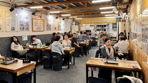 ▲▼七十五年烤盲鰻老店「釜山城一家성일집」，塩烤、醬醃烤、辣醬烤三種口味。（圖／記者蘇相云攝）