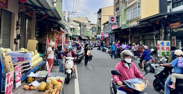 ▲▼橋頭市場74年老字號「橋仔頭黃家肉燥飯」，肉燥飯油香、肉羹湯鮮甜。（圖／部落客小虎提供）