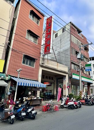 ▲▼橋頭市場74年老字號「橋仔頭黃家肉燥飯」，肉燥飯油香、肉羹湯鮮甜。（圖／部落客小虎提供）
