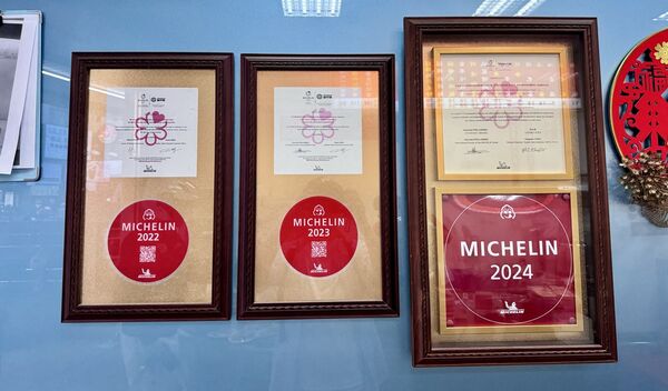 ▲▼橋頭市場74年老字號「橋仔頭黃家肉燥飯」，肉燥飯油香、肉羹湯鮮甜。（圖／部落客小虎提供）