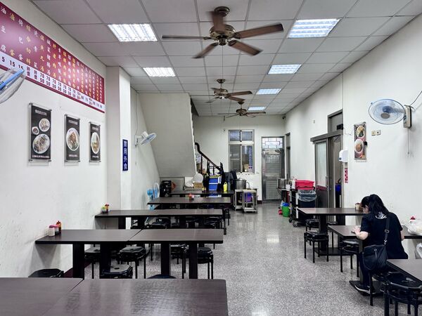 ▲▼橋頭市場74年老字號「橋仔頭黃家肉燥飯」，肉燥飯油香、肉羹湯鮮甜。（圖／部落客小虎提供）