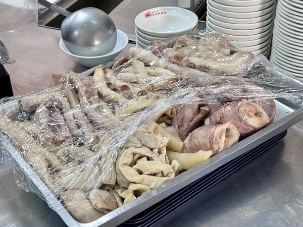 ▲▼橋頭市場74年老字號「橋仔頭黃家肉燥飯」，肉燥飯油香、肉羹湯鮮甜。（圖／部落客小虎提供）