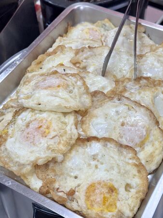 ▲▼橋頭市場74年老字號「橋仔頭黃家肉燥飯」，肉燥飯油香、肉羹湯鮮甜。（圖／部落客小虎提供）