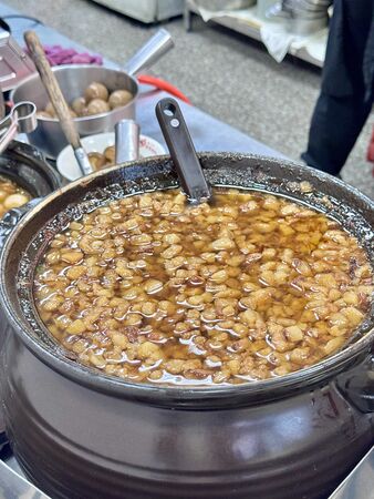 ▲▼橋頭市場74年老字號「橋仔頭黃家肉燥飯」，肉燥飯油香、肉羹湯鮮甜。（圖／部落客小虎提供）