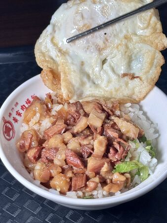 ▲▼橋頭市場74年老字號「橋仔頭黃家肉燥飯」，肉燥飯油香、肉羹湯鮮甜。（圖／部落客小虎提供）