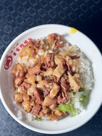 ▲▼橋頭市場74年老字號「橋仔頭黃家肉燥飯」，肉燥飯油香、肉羹湯鮮甜。（圖／部落客小虎提供）