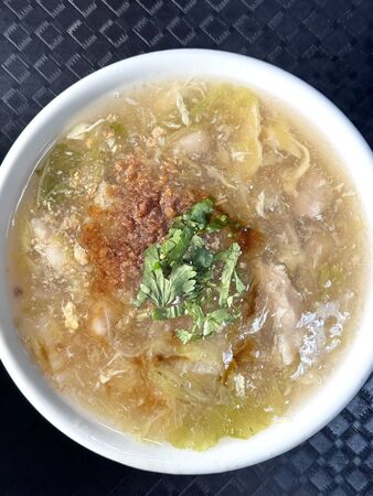 ▲▼橋頭市場74年老字號「橋仔頭黃家肉燥飯」，肉燥飯油香、肉羹湯鮮甜。（圖／部落客小虎提供）
