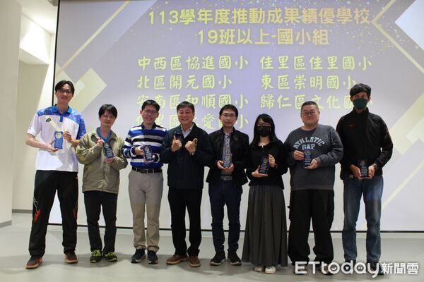 ▲台南市教育局長鄭新輝頒獎表揚21所推動校園資訊環境與數位學習成果卓著的學校與教師。（記者林東良翻攝，下同）