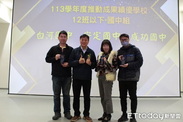 ▲台南市教育局長鄭新輝頒獎表揚21所推動校園資訊環境與數位學習成果卓著的學校與教師。（記者林東良翻攝，下同）