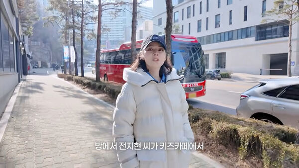 ▲▼全智賢二兒子長相首曝光！　她巧遇「全智賢帶娃」：母子長超像。（圖／翻攝自韓佳人YouTube）