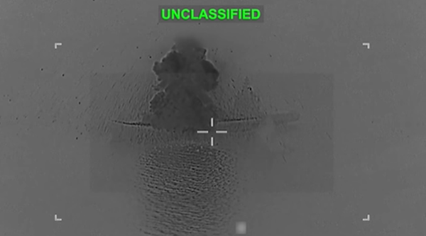 ▲▼美軍中央司令部公布擊中巴蓋里號的畫面。（圖／翻攝臉書／U.S. Central Command）