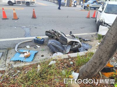 屏東台17線車禍！機車慘成碎片畫面曝　自小客失控撞斷電桿