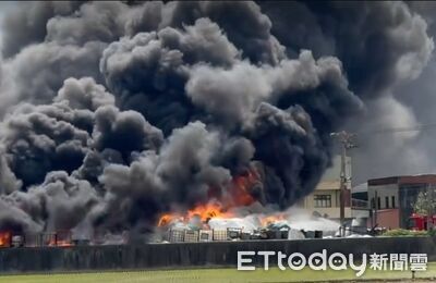 快訊／彰化塑膠工廠大火！黑煙蔽天臭翻...居民哀嚎：快喘不過氣