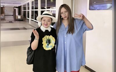 張惠妹0遮掩素顏現身台東機場！　身旁竟是「綜藝天后」網驚：都是女神