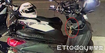 有一種安全感叫「警察幫你拔鑰匙」　嘉義警深夜拔機車鑰匙防竊