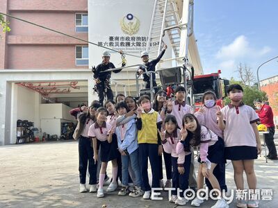 大光國小學童參訪南消公園分隊　體驗救援繩索齊聲向消防員致謝