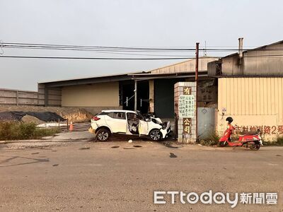 屏東4車連環撞！轎車停等紅燈慘挨撞...失控再衝進民宅釀2傷
