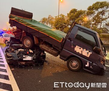 國3驚悚畫面曝！轎車直衝「鏟尾」小貨車釀3連撞　3人受傷送醫
