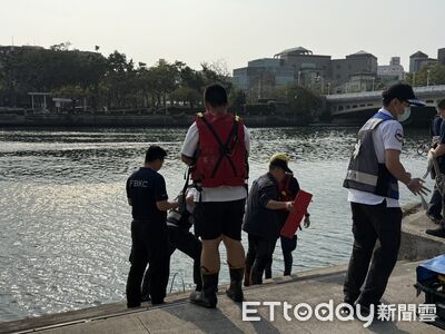 快訊／高雄河東路驚悚目擊！88歲翁坐椅上突落水　命危送醫搶救