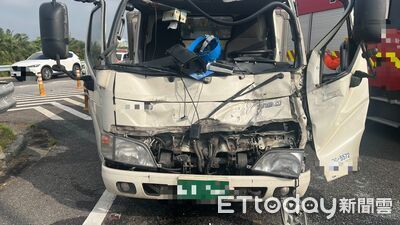 國1台南安定出口匝道追撞事故　小貨車撞大貨車2人受傷送醫