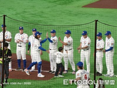 感謝中華隊！超商咖啡第2杯1元　全聯青菜10元、飲料買1送1