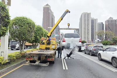 桃園自小客逆撞對向車2人傷　原因曝光！用手機分心害的