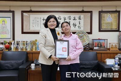 彎腰幫失智翁提褲穿鞋！暖舉感動全台　張麗善讚：最佳典範