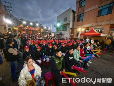 台日大戰登場！浩天宮大庄媽「盯直播」加持　廟埕湧500人加油