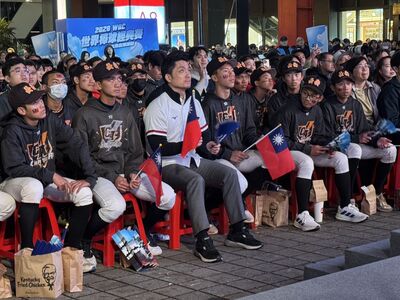 中華隊遭日本砲轟0比13落後　蔣萬安面色凝重：選手一定不會放棄