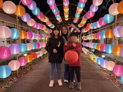 桃園燈會社群抽獎幸運得主　現身領取舒華簽名燈籠