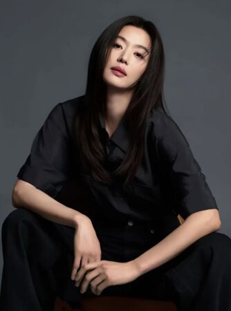 ▲韓佳人透露，全智賢與二而子長超像。（圖／翻攝自韓佳人YouTube、全智賢IG）