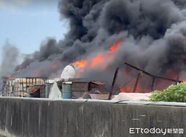 ▲彰化福興鄉塑膠工廠大火。（圖／民眾提供）