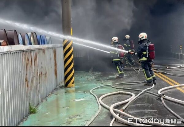 ▲彰化福興鄉塑膠工廠大火。（圖／民眾提供）